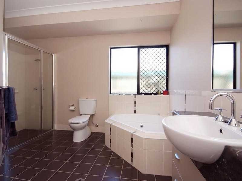 3 Roderick Street, Bentley Park QLD 4869