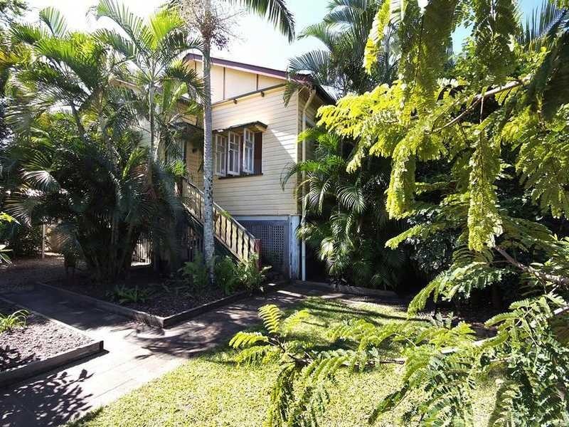 32 Collinson Street, Westcourt QLD 4870