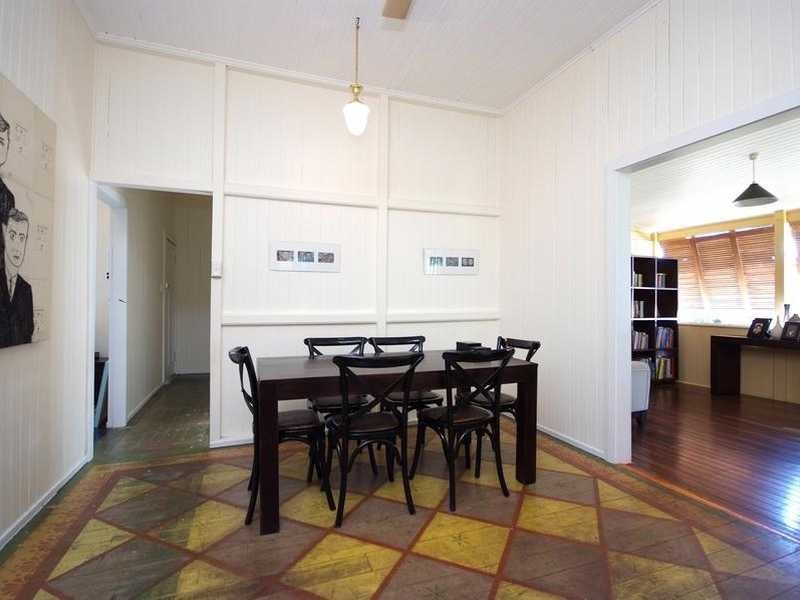 32 Collinson Street, Westcourt QLD 4870