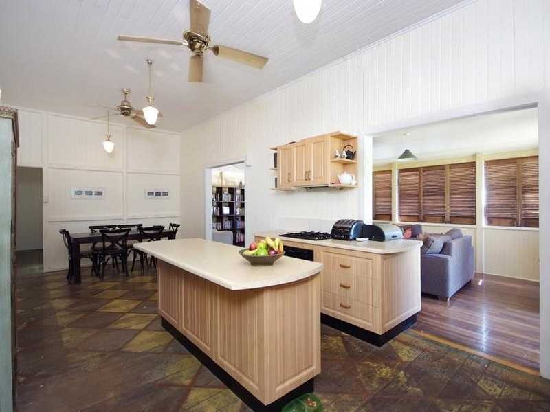 32 Collinson Street, Westcourt QLD 4870