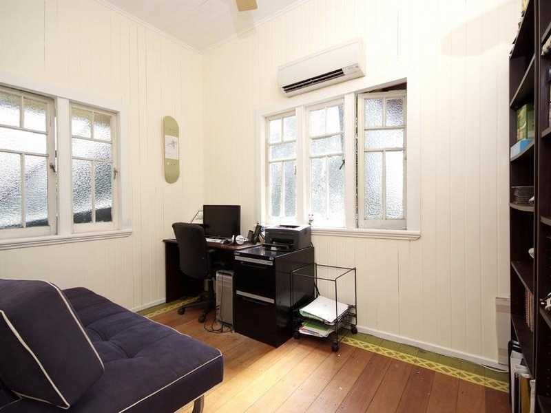 32 Collinson Street, Westcourt QLD 4870