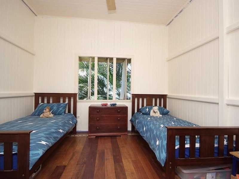 32 Collinson Street, Westcourt QLD 4870