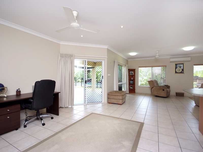 24 Bassett Street, Kanimbla QLD 4870