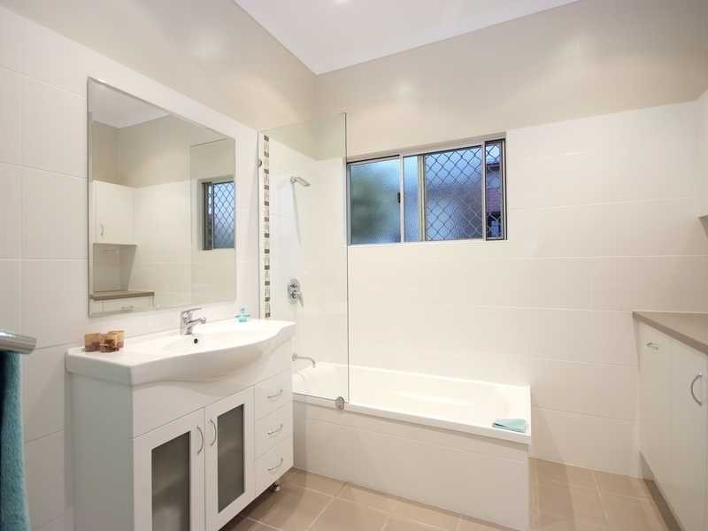 37 Collinson Street, Westcourt QLD 4870