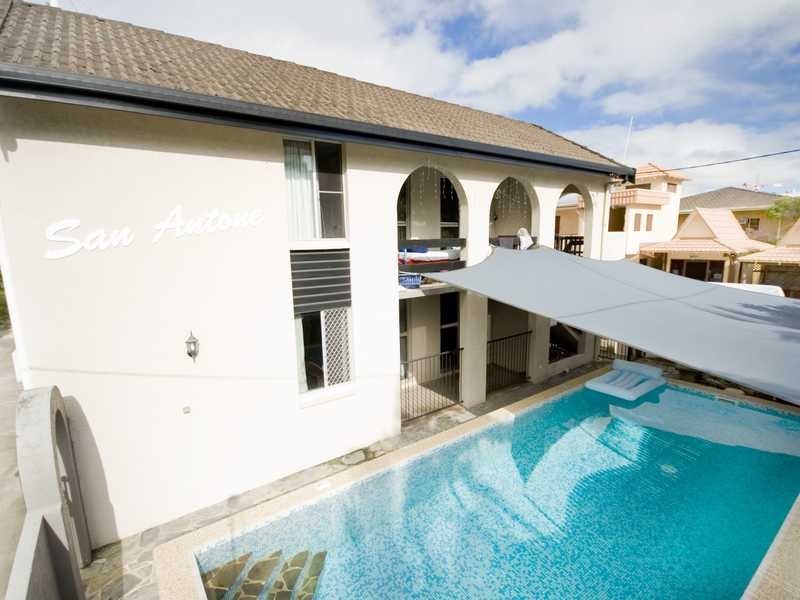 2/211 Lake Street, Cairns North QLD 4870