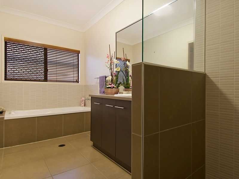 22 Bassett Street, Kanimbla QLD 4870