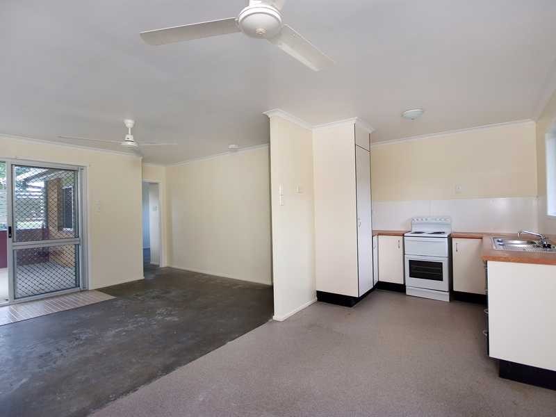 8 Craig Street, Mooroobool QLD 4870