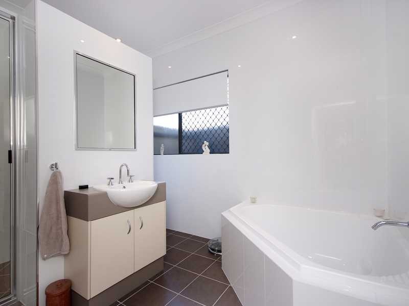 16 Botany Ave, Redlynch QLD 4870