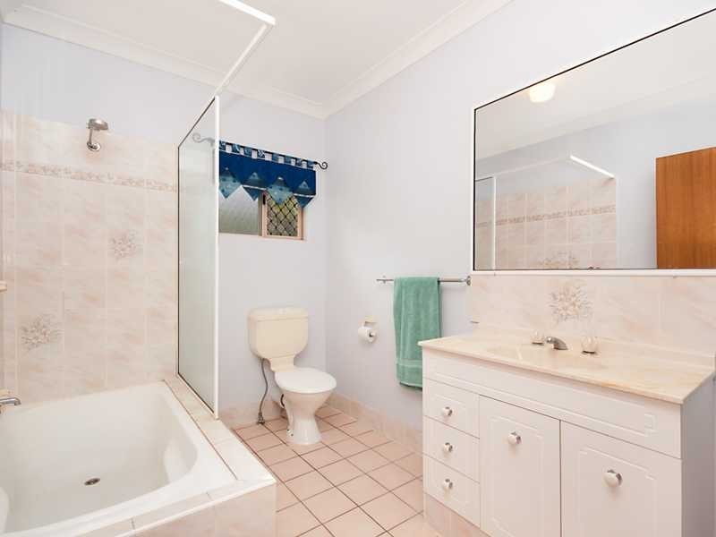 2/82-84 Old Smithfield Road, Freshwater QLD 4870