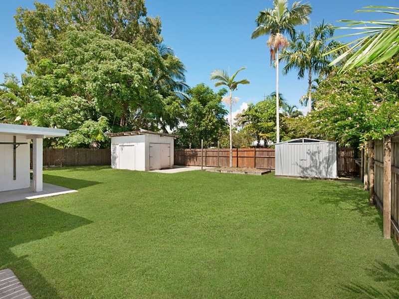 7 Fern Street, Holloways Beach QLD 4878