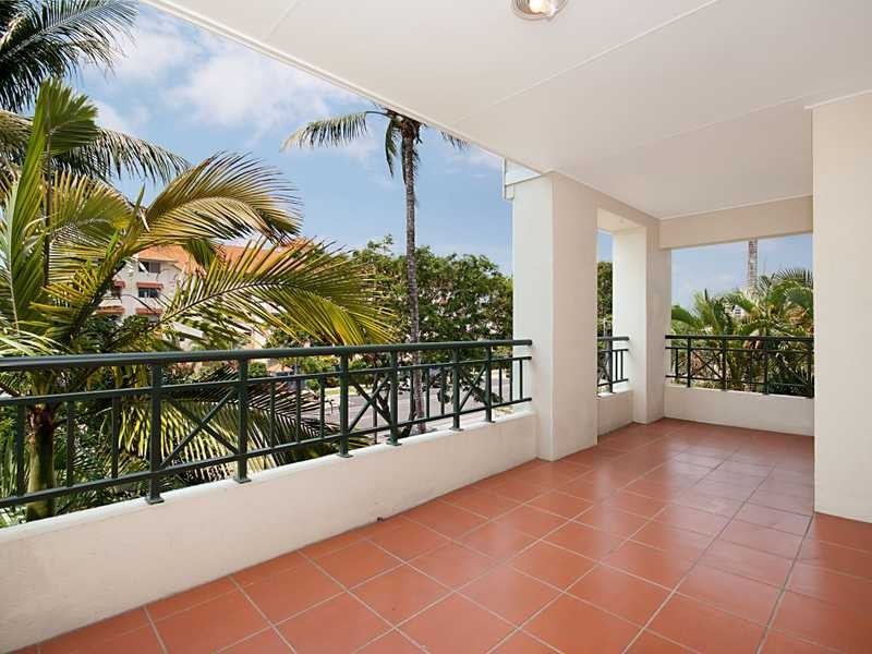 7/327 Lake Street, Cairns North QLD 4870