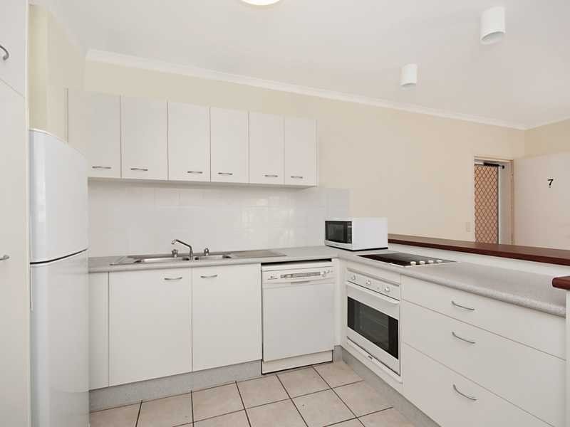7/327 Lake Street, Cairns North QLD 4870