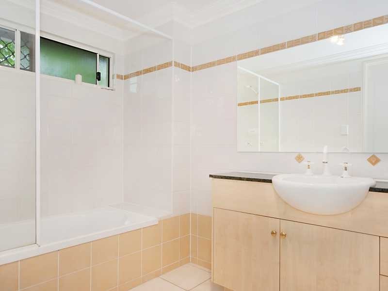 9/5 Lily Street, Cairns North QLD 4870