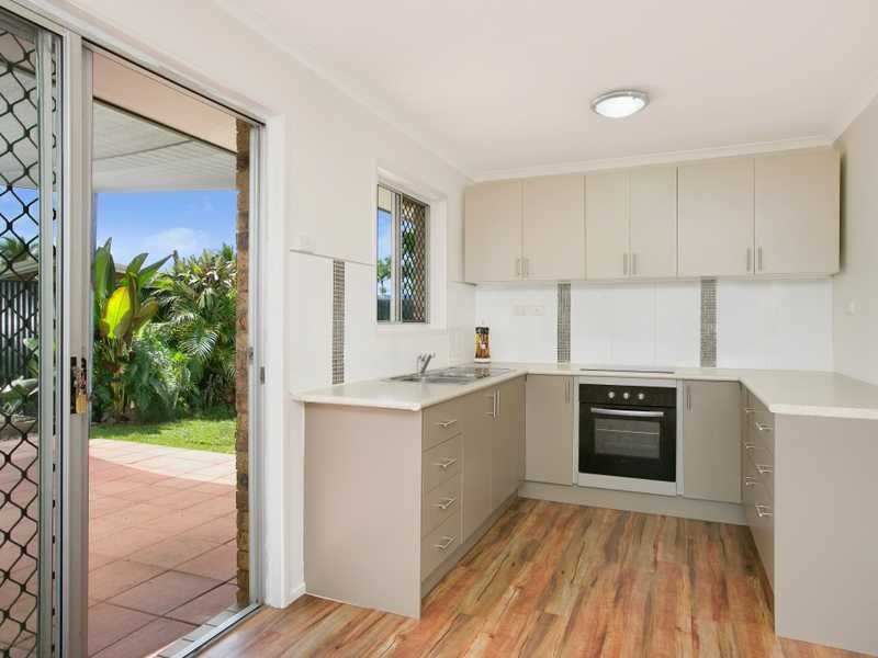 2 Deacon Court, Mooroobool QLD 4870