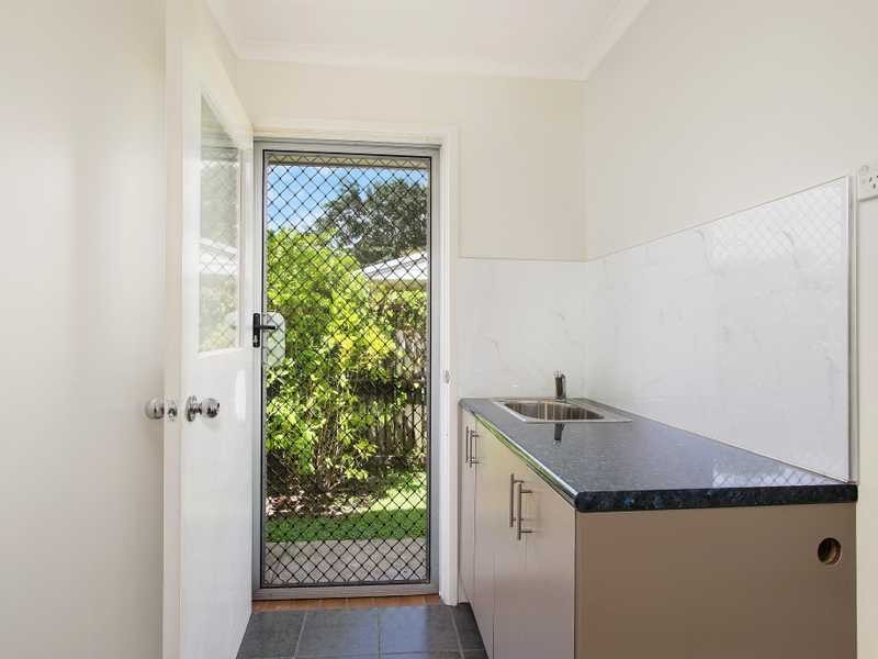 2 Deacon Court, Mooroobool QLD 4870