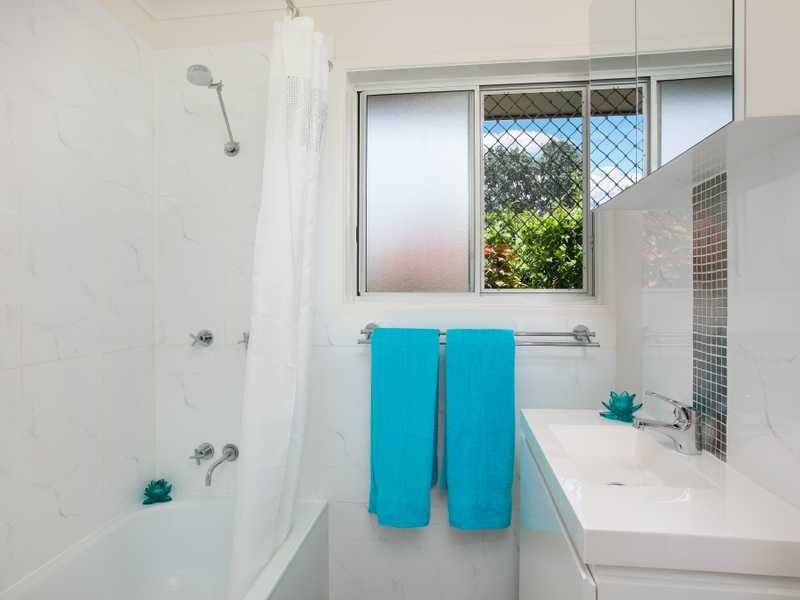 2 Deacon Court, Mooroobool QLD 4870