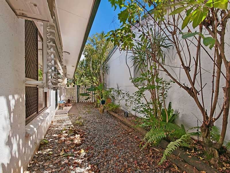 2/36 Mimosa Street, Holloways Beach QLD 4878