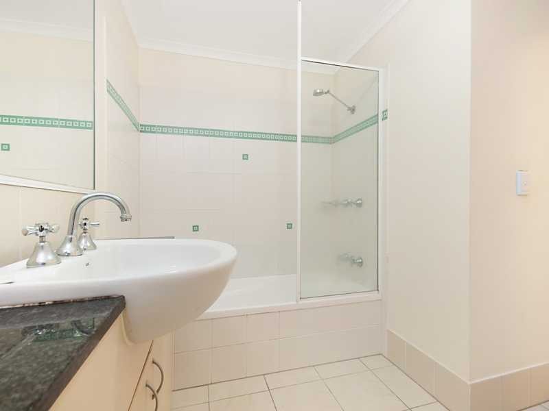 2/5 Nellie Street, Cairns QLD 4870