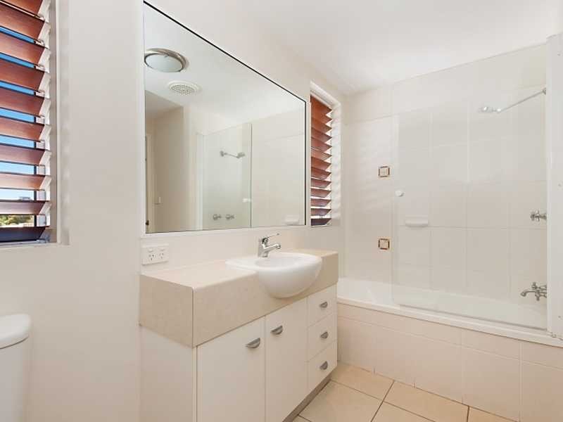 8/18 Smith Street, Cairns North QLD 4870