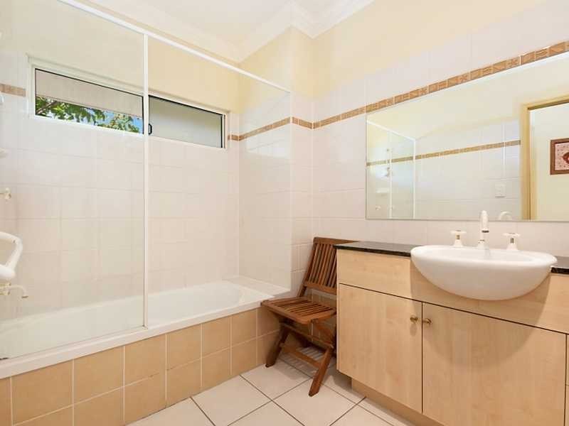 10/5 Lily Street, Cairns North QLD 4870