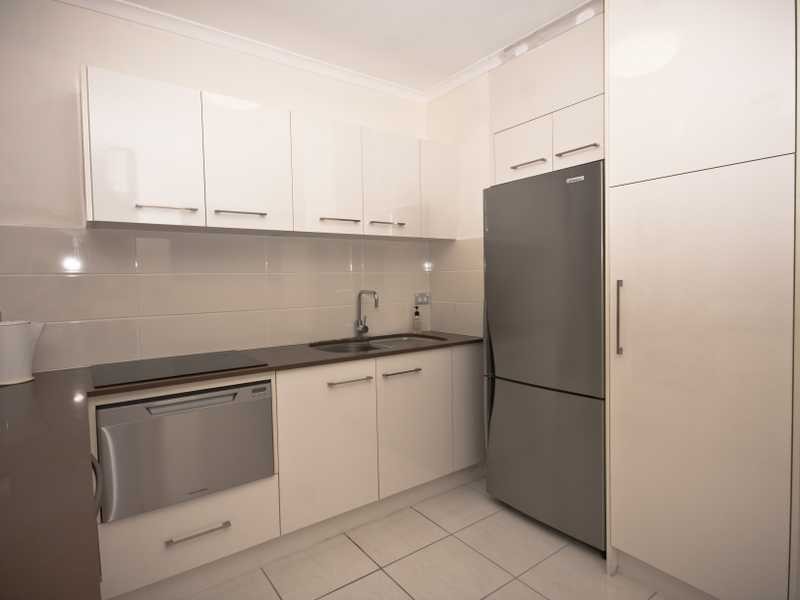 42/327 Lake Street, Cairns North QLD 4870