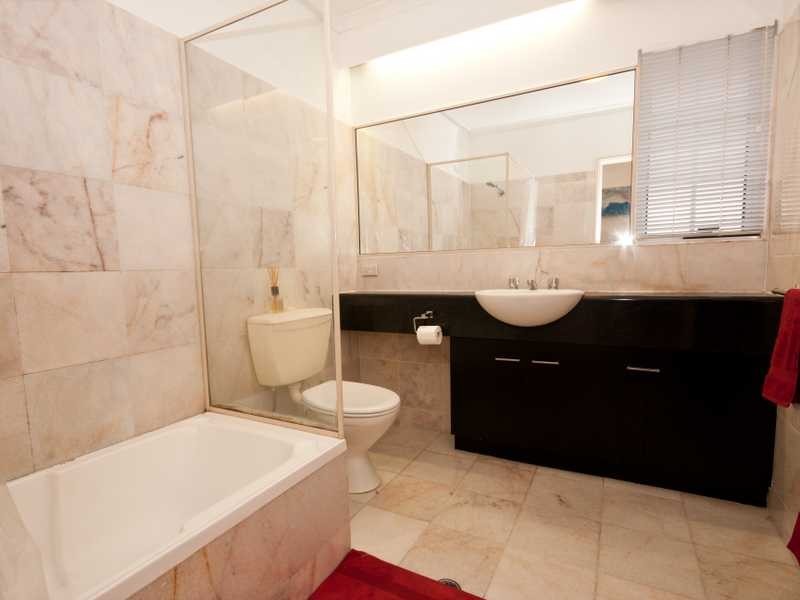 42/327 Lake Street, Cairns North QLD 4870