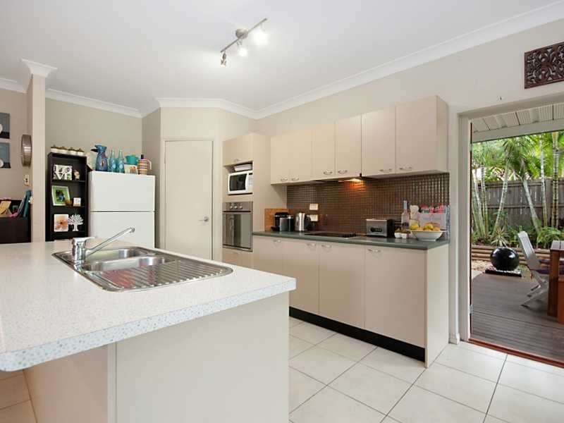 18 Elphinstone Street, Kanimbla QLD 4870