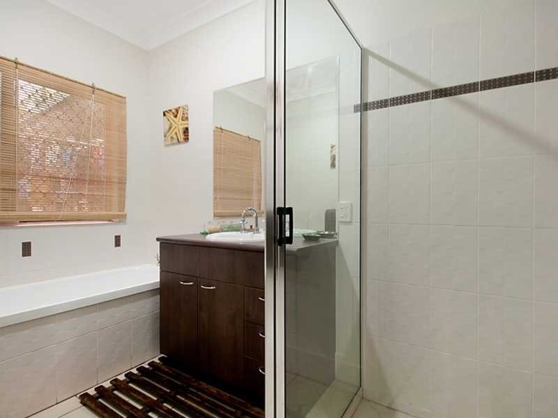 18 Elphinstone Street, Kanimbla QLD 4870