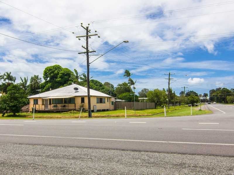 100 Swallow Street, Mooroobool QLD 4870