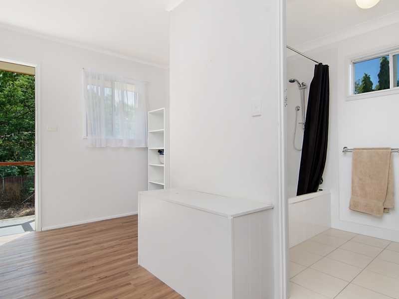 100 Machans Beach Road, Machans Beach QLD 4878