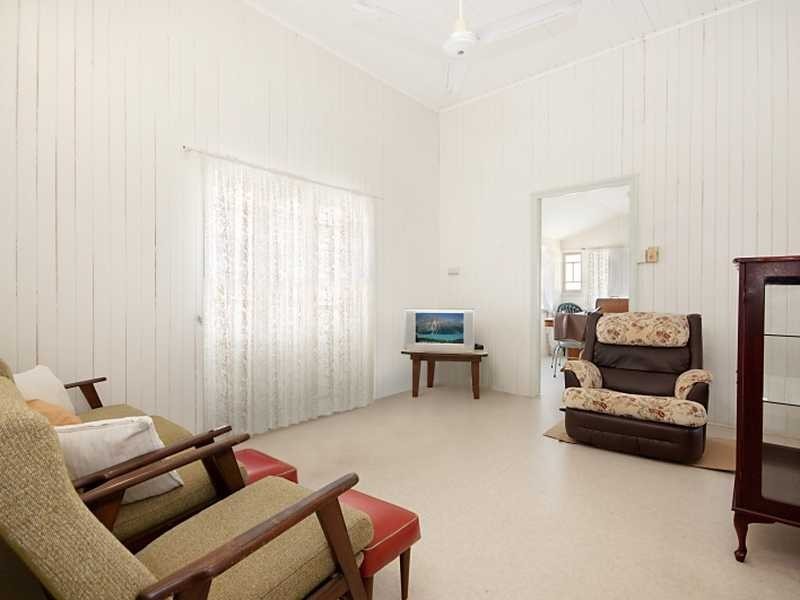 36 Tills Street, Westcourt QLD 4870