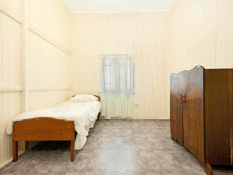 36 Tills Street, Westcourt QLD 4870