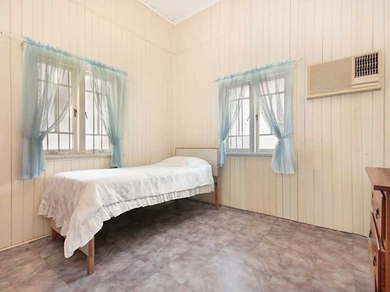 36 Tills Street, Westcourt QLD 4870