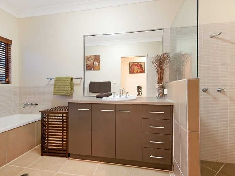 22 Bassett Street, Kanimbla QLD 4870