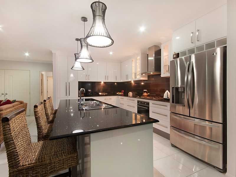 25 Rainbow Street, Kanimbla QLD 4870