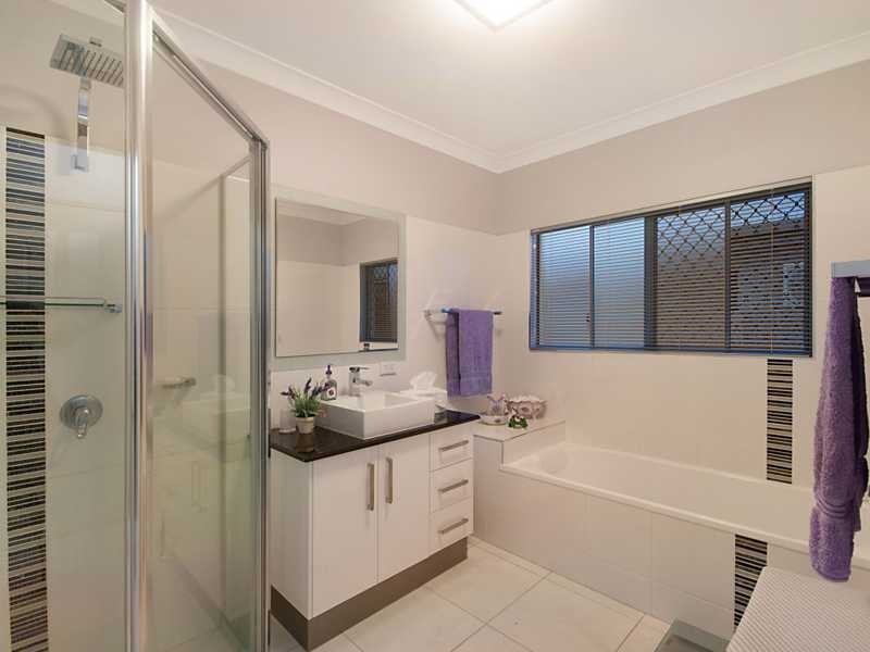 25 Rainbow Street, Kanimbla QLD 4870