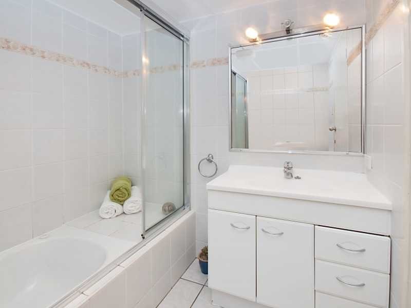 2/249-255 Esplanade, Cairns North QLD 4870
