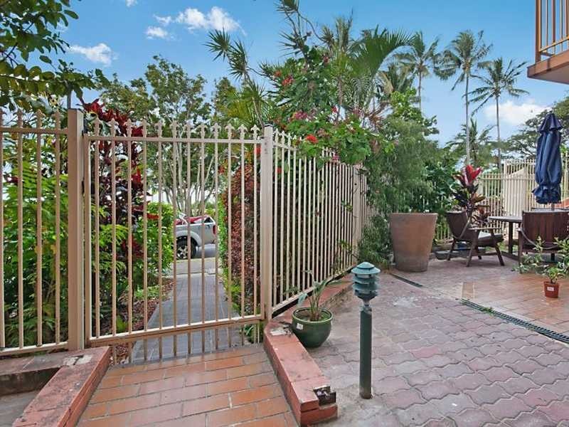 2/249-255 Esplanade, Cairns North QLD 4870