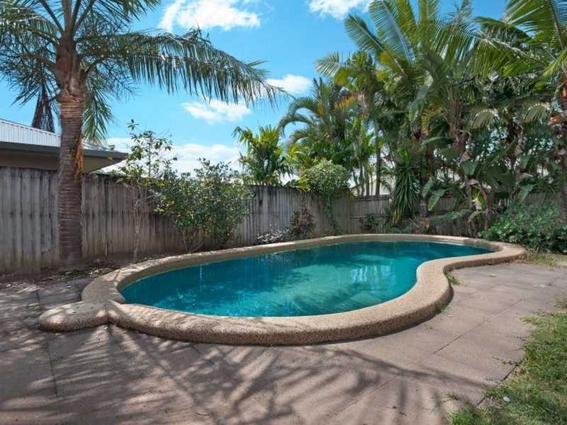 15 Bassett Street, Kanimbla QLD 4870