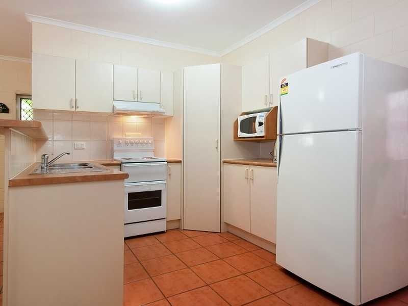 10 Hammond Court, Mooroobool QLD 4870