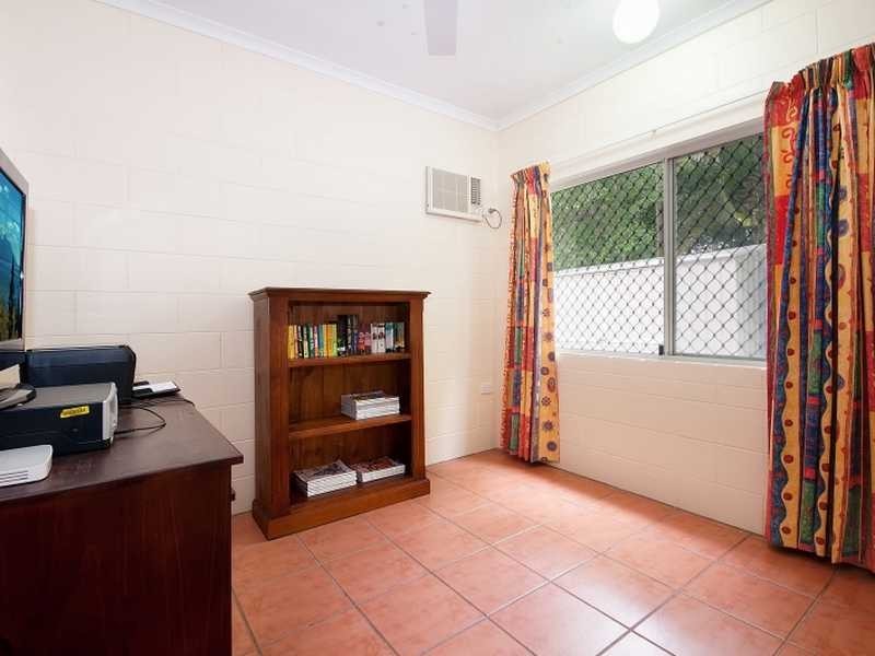 10 Hammond Court, Mooroobool QLD 4870
