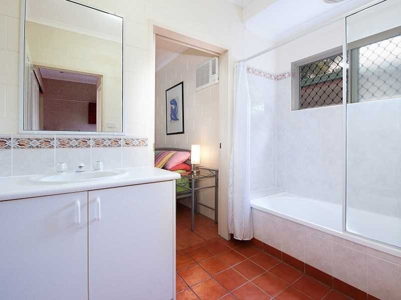 10 Hammond Court, Mooroobool QLD 4870