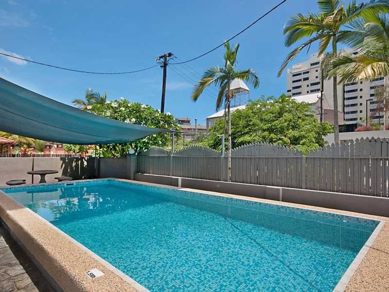 2/211 Lake Street, Cairns North QLD 4870