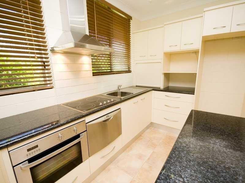 2/211 Lake Street, Cairns North QLD 4870