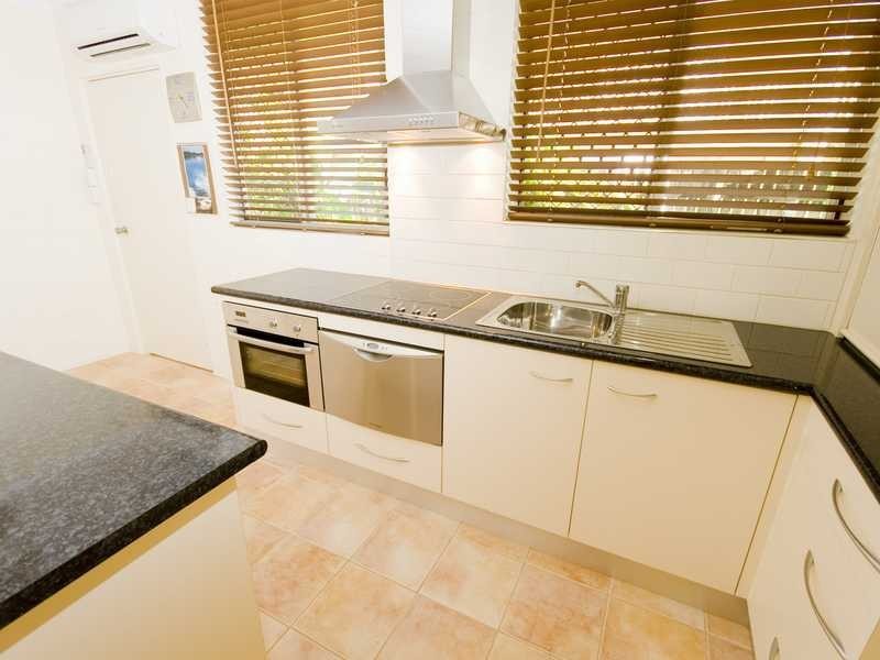 2/211 Lake Street, Cairns North QLD 4870