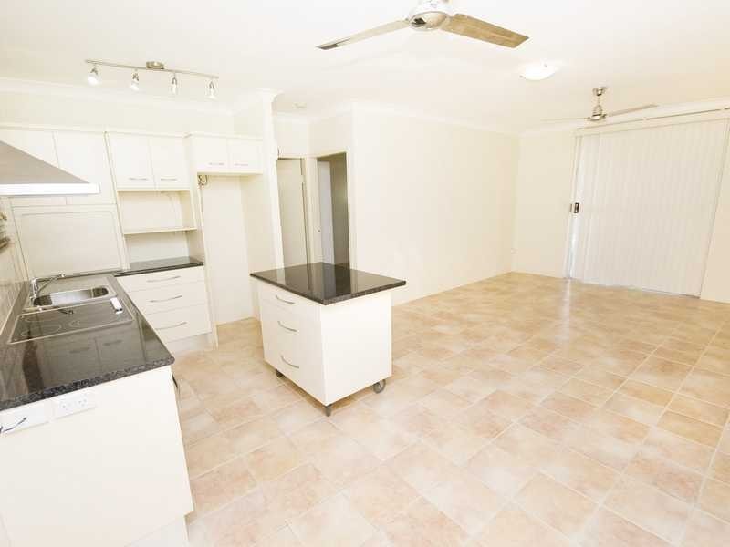 2/211 Lake Street, Cairns North QLD 4870