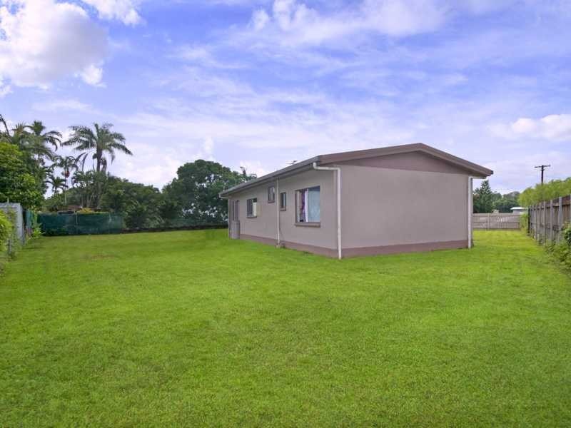 9 Greenfield Close, Mooroobool QLD 4870