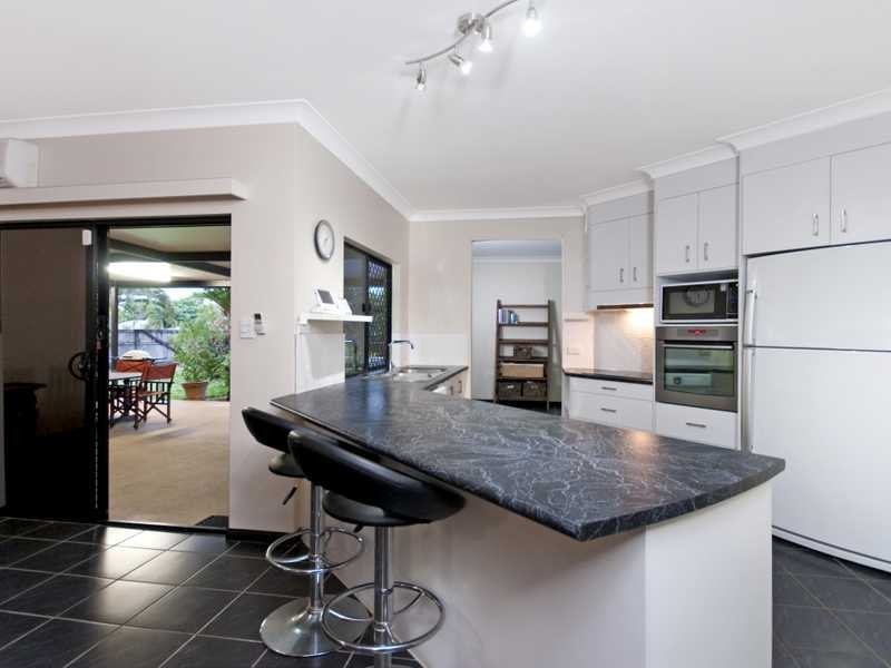 4 Nell Close, Kanimbla QLD 4870