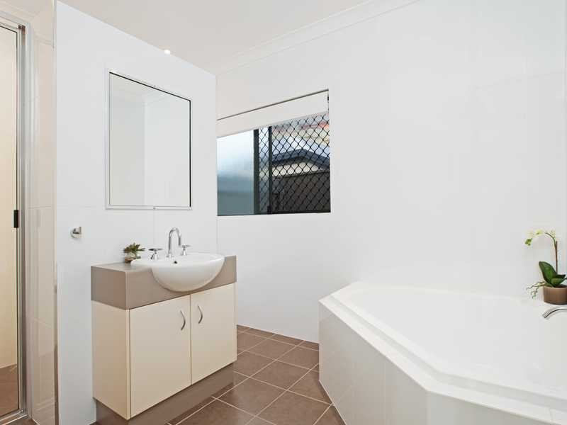 16 Botany Avenue, Redlynch QLD 4870