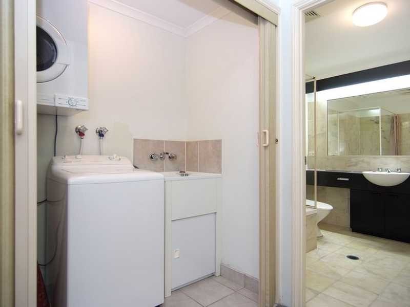 30/327 Lake Street, Cairns North QLD 4870